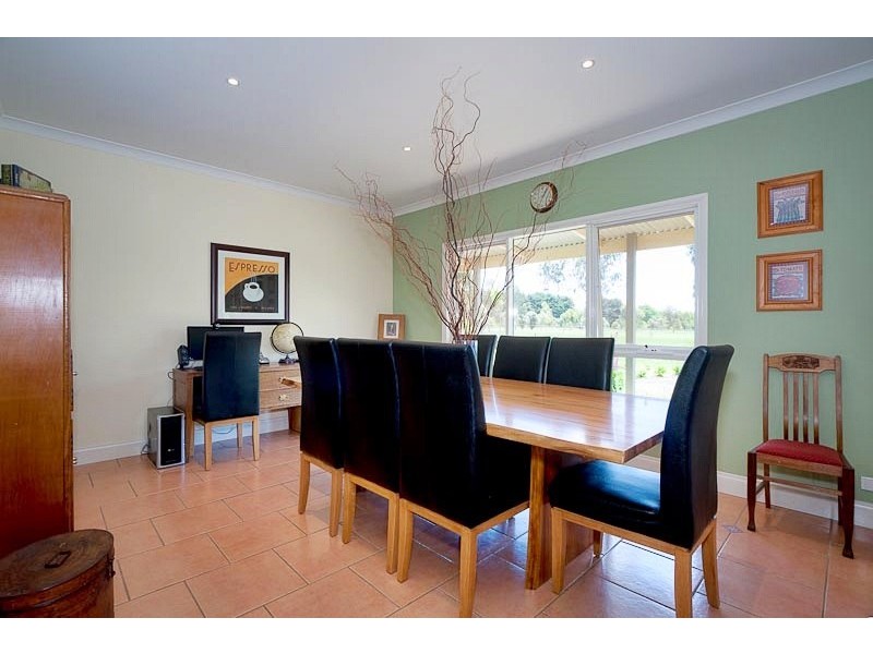 71 Mahoneys Road, Woodend VIC 3442