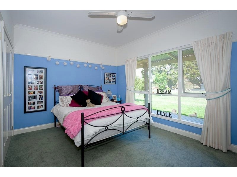 71 Mahoneys Road, Woodend VIC 3442