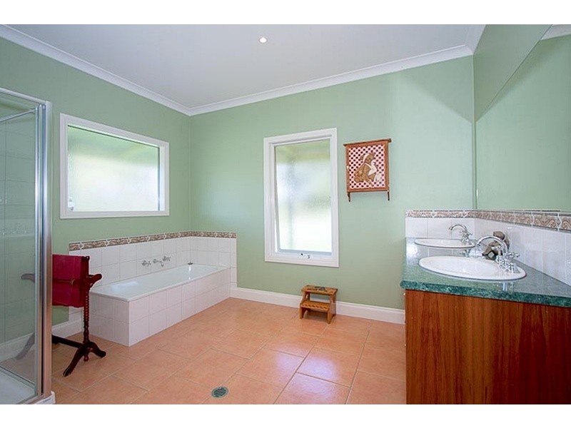 71 Mahoneys Road, Woodend VIC 3442