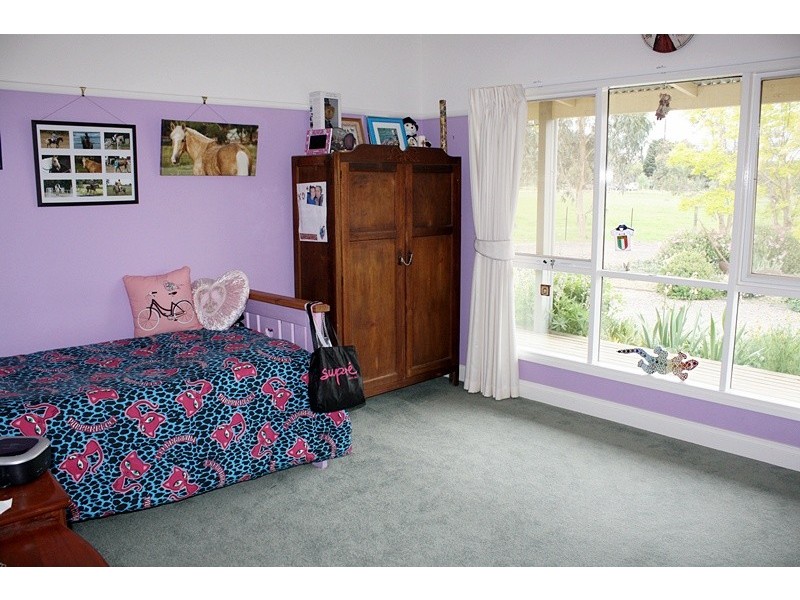 71 Mahoneys Road, Woodend VIC 3442