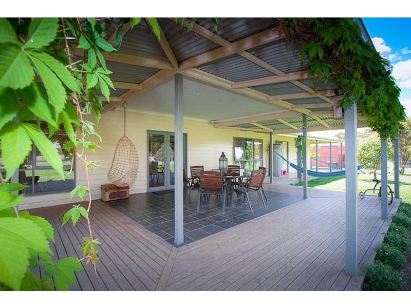 71 Mahoneys Road, Woodend VIC 3442