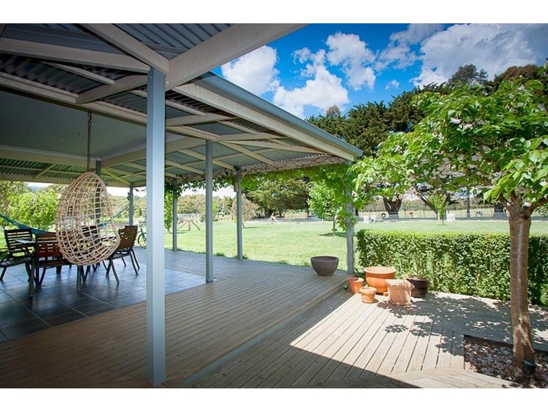 71 Mahoneys Road, Woodend VIC 3442