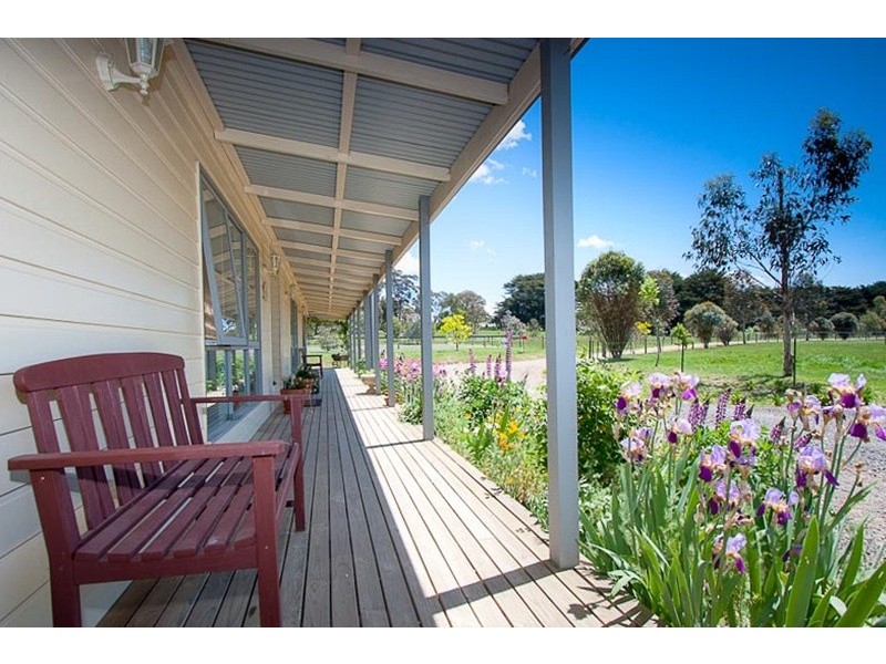 71 Mahoneys Road, Woodend VIC 3442