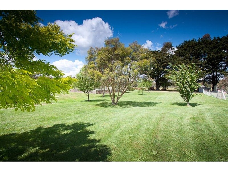 71 Mahoneys Road, Woodend VIC 3442