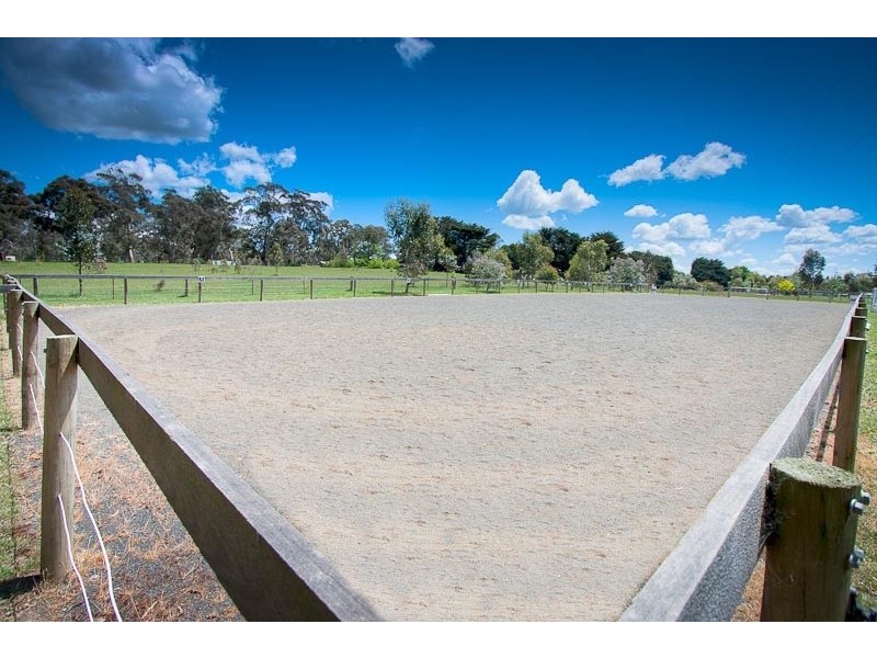 71 Mahoneys Road, Woodend VIC 3442