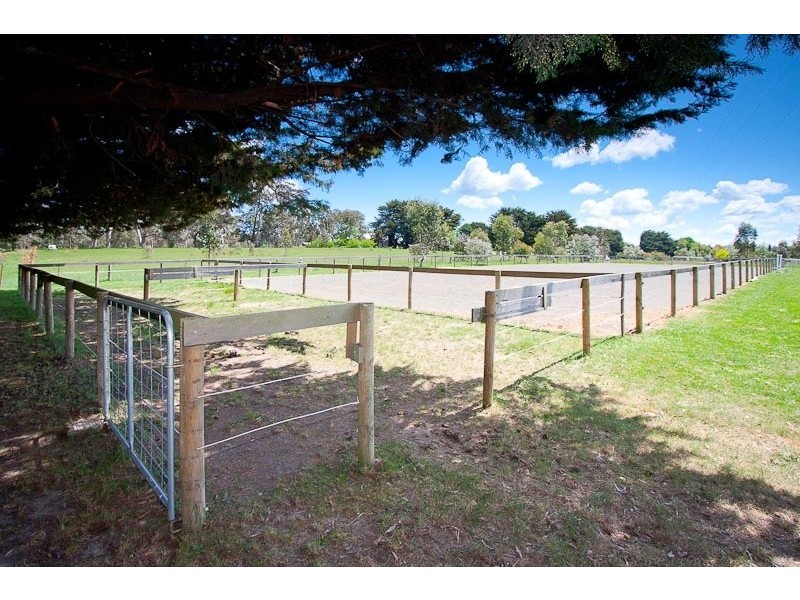 71 Mahoneys Road, Woodend VIC 3442