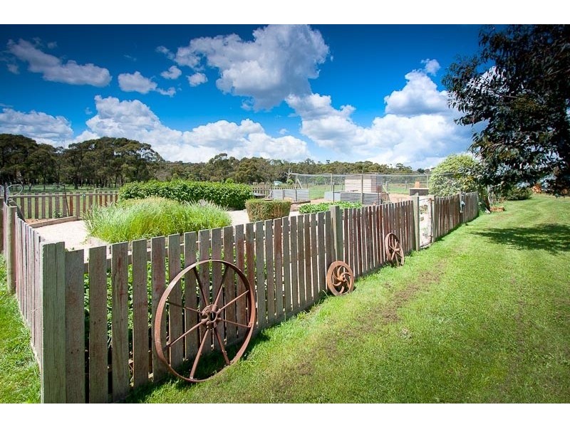 71 Mahoneys Road, Woodend VIC 3442