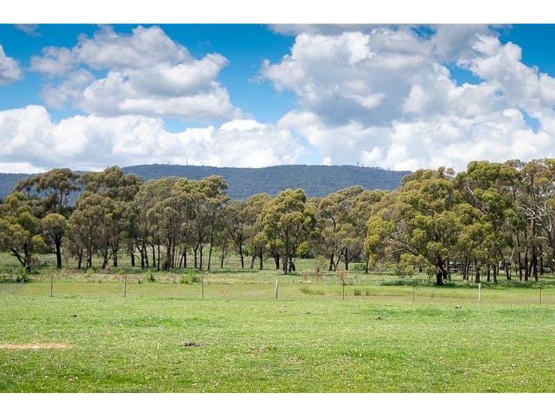 71 Mahoneys Road, Woodend VIC 3442