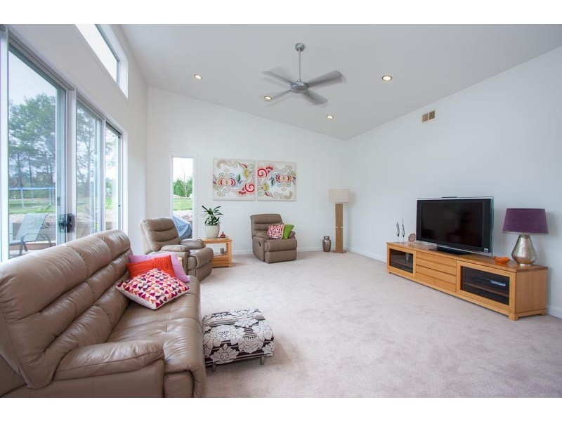 19 Ballymoyer Mews, Woodend VIC 3442