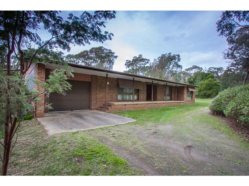 32 Coach Road, Woodend VIC 3442