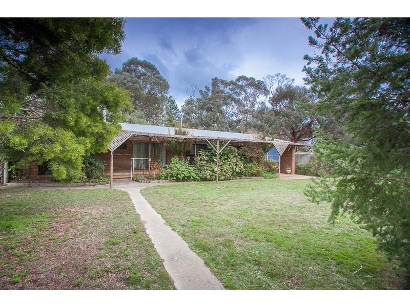 32 Coach Road, Woodend VIC 3442