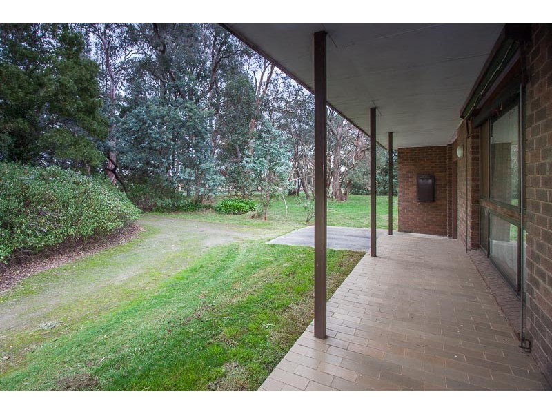 32 Coach Road, Woodend VIC 3442