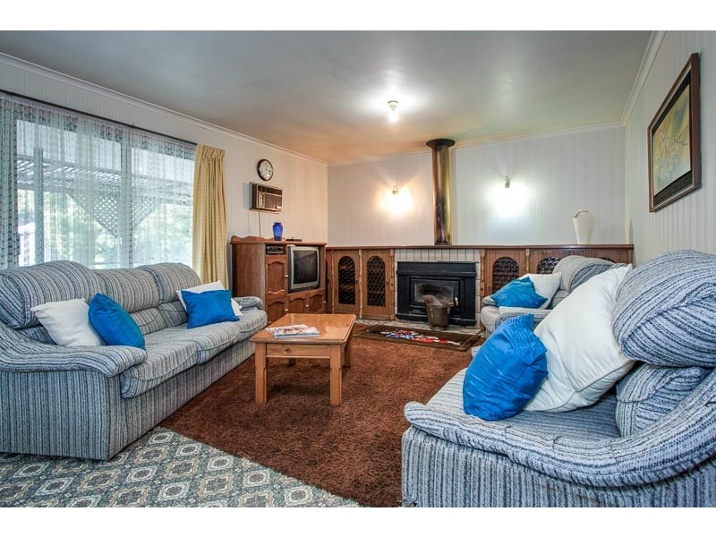 32 Coach Road, Woodend VIC 3442