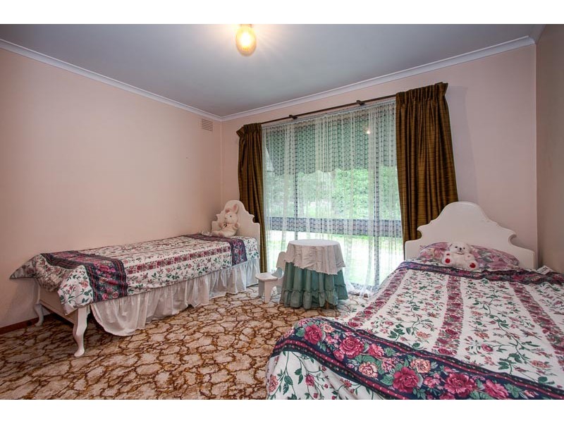 32 Coach Road, Woodend VIC 3442