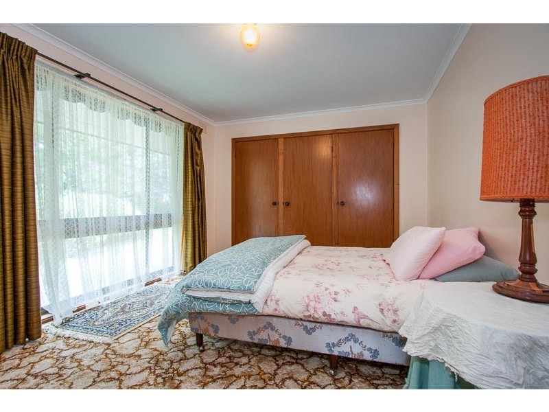 32 Coach Road, Woodend VIC 3442