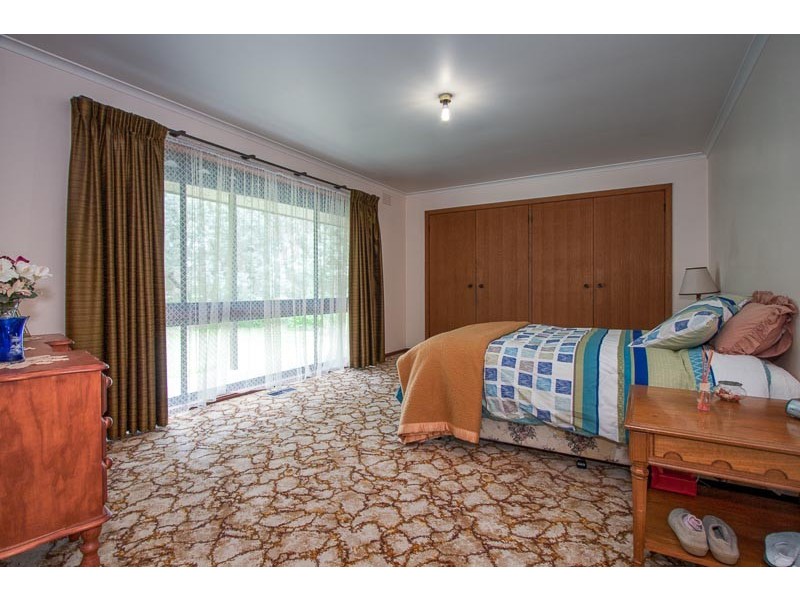 32 Coach Road, Woodend VIC 3442