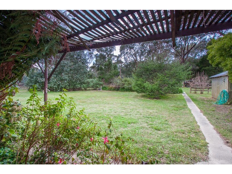 32 Coach Road, Woodend VIC 3442