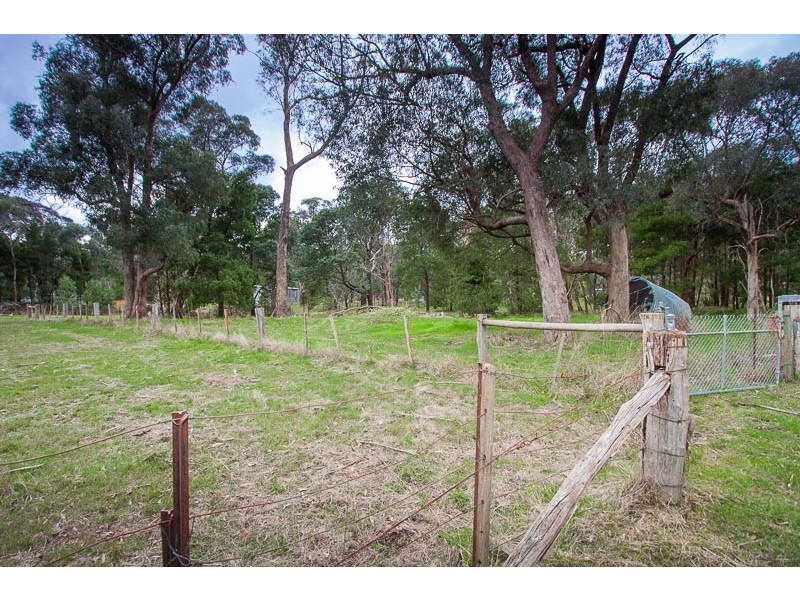 32 Coach Road, Woodend VIC 3442