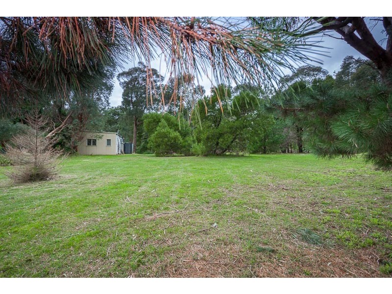 32 Coach Road, Woodend VIC 3442