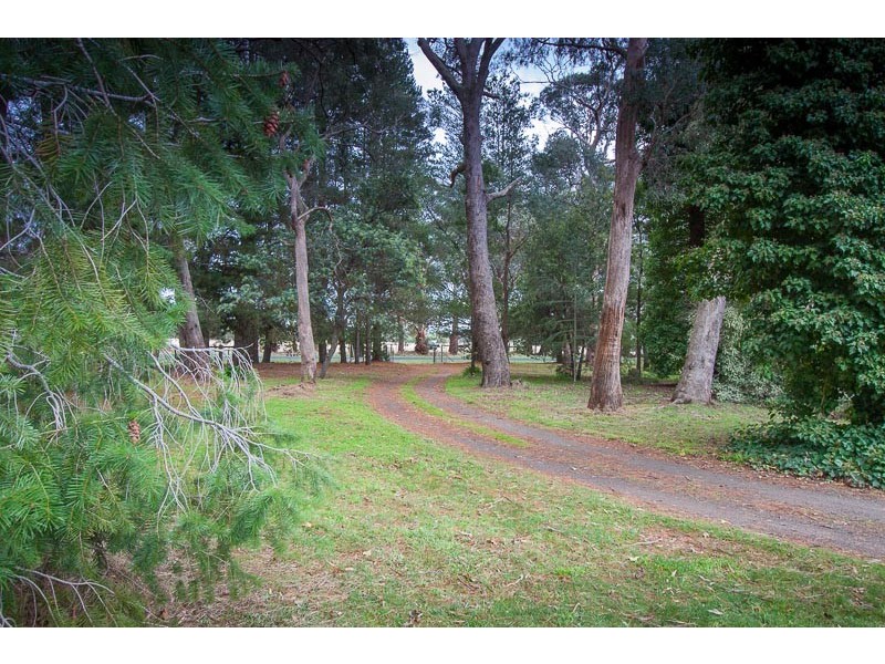 32 Coach Road, Woodend VIC 3442