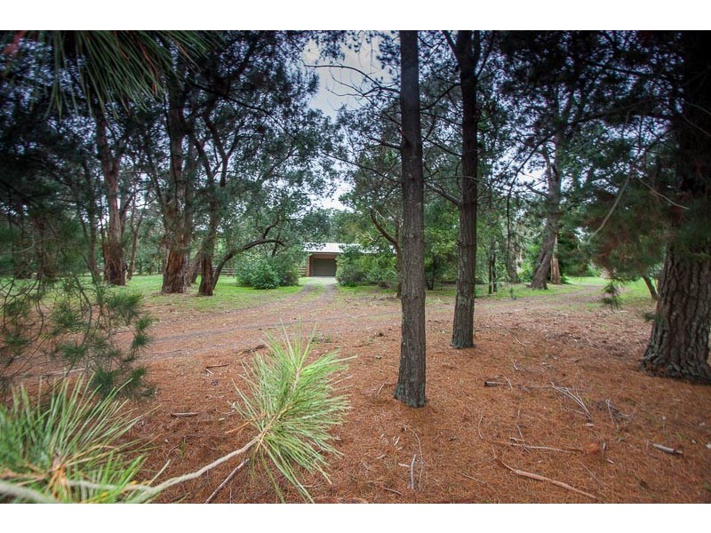 32 Coach Road, Woodend VIC 3442