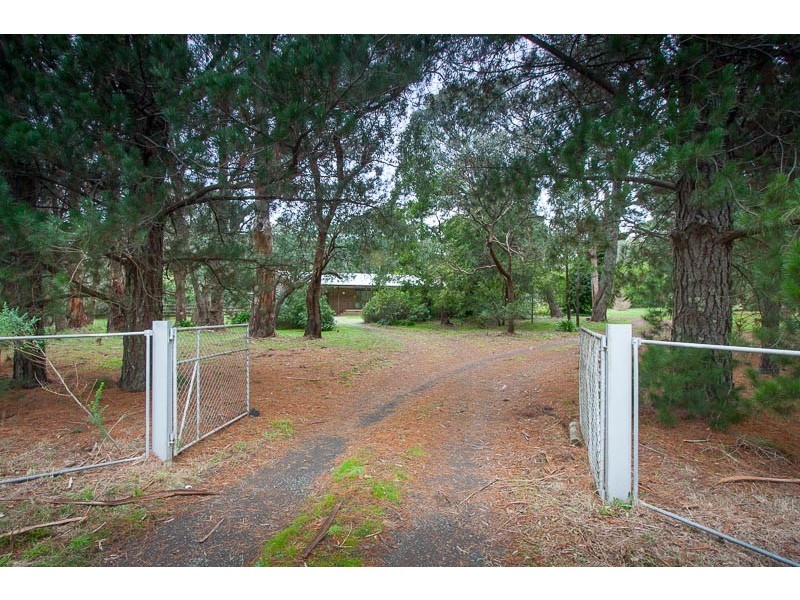 32 Coach Road, Woodend VIC 3442