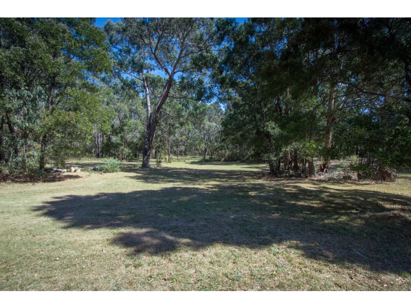14 Fleming Road, Woodend VIC 3442