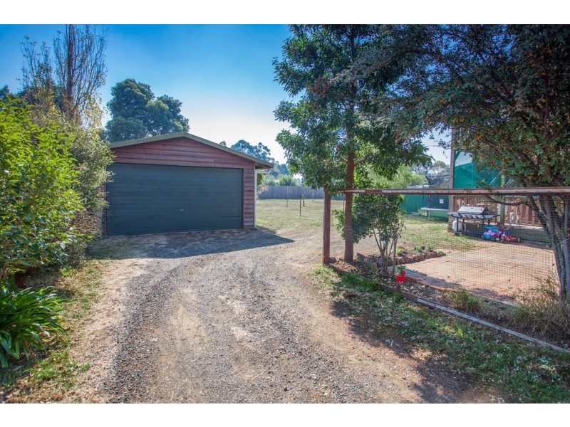 13 Digby Drive, Romsey VIC 3434