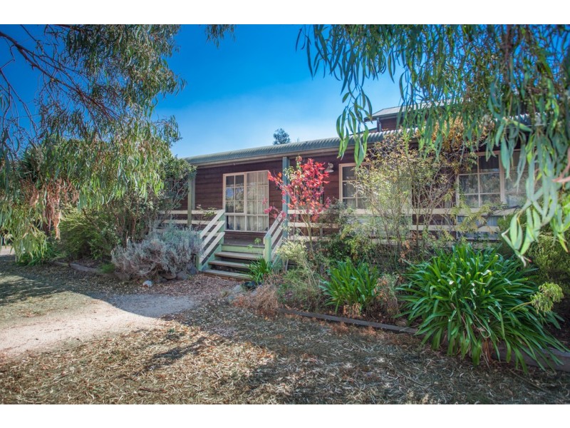 13 Digby Drive, Romsey VIC 3434