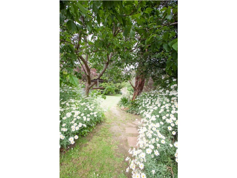 3 Governors Drive, Mount Macedon VIC 3441