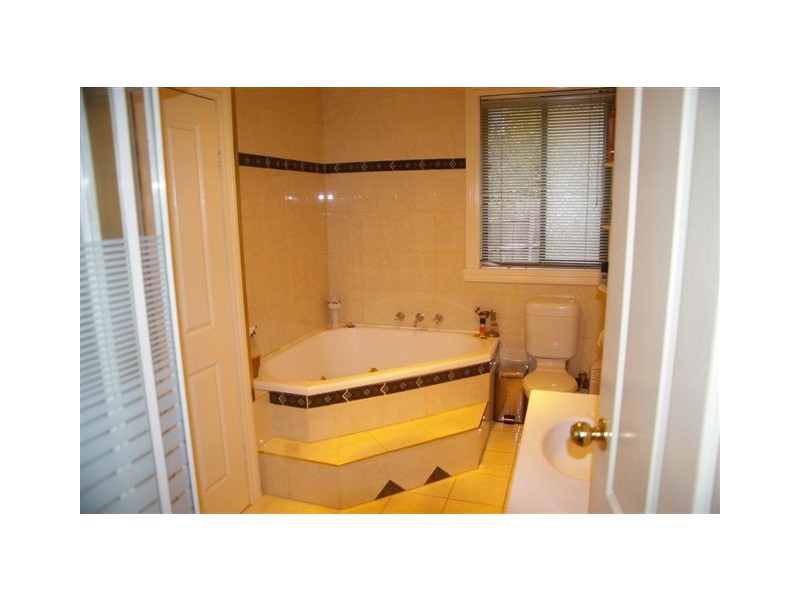 15 Interlaken Parade, Rosanna VIC 3084