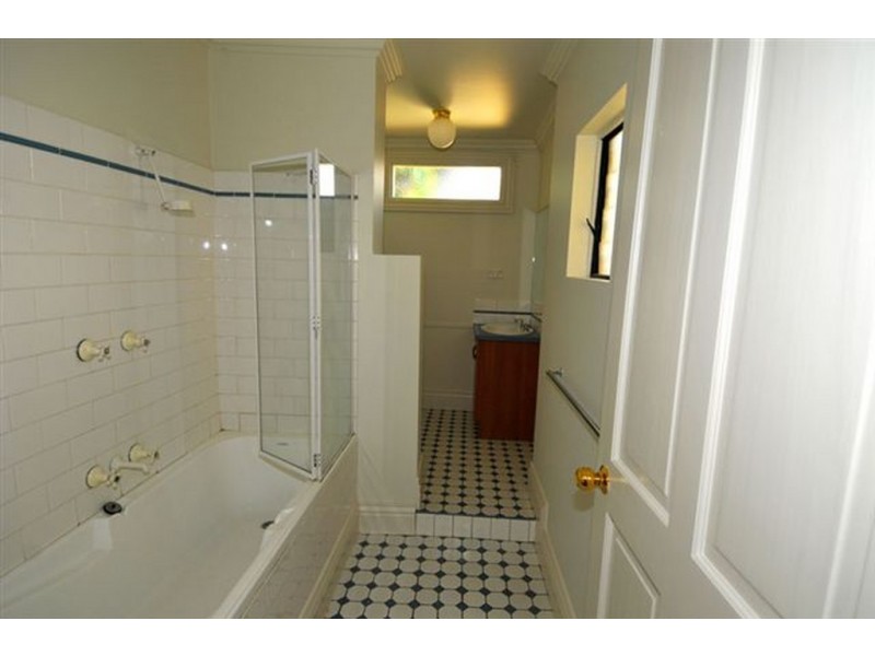 16a Kelvin Grove, Thornbury VIC 3071