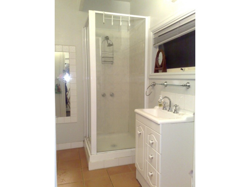Rear 8 Bradford Avenue, Preston VIC 3072