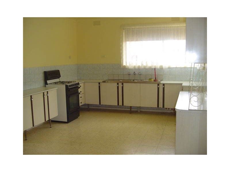 8 Teresa Court, Reservoir VIC 3073