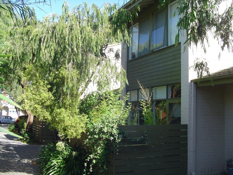 2/16 Vauxhaull Road, Northcote VIC 3070