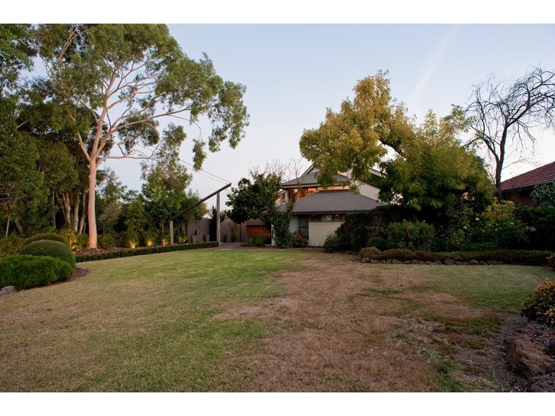 13 Mossman Drive, Eaglemont VIC 3084