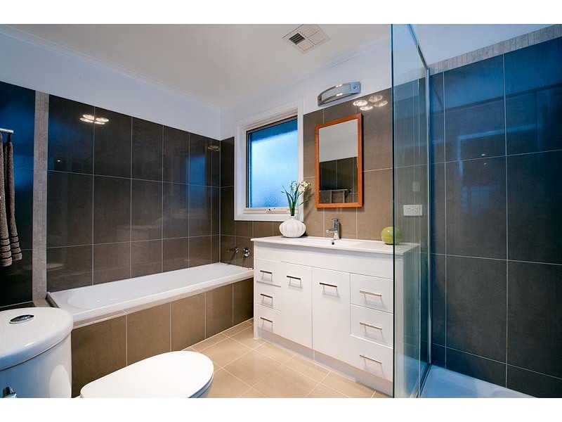 18 Gladhall Avenue, Thornbury VIC 3071