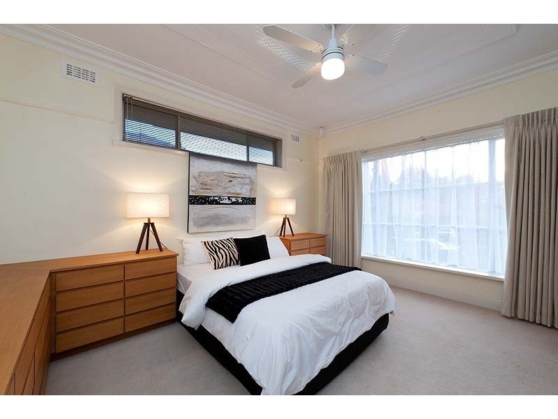 18 Gladhall Avenue, Thornbury VIC 3071