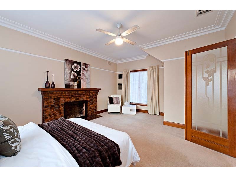 18 Gladhall Avenue, Thornbury VIC 3071