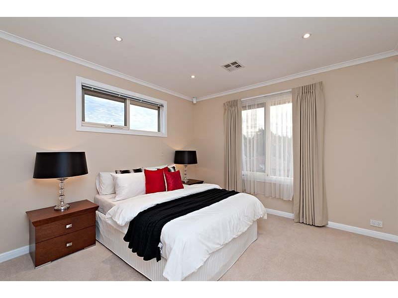 18 Gladhall Avenue, Thornbury VIC 3071