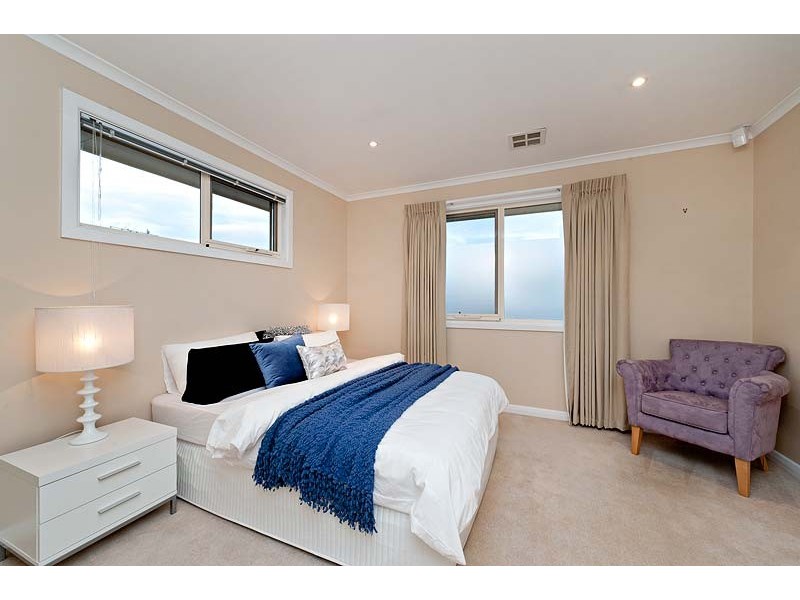 18 Gladhall Avenue, Thornbury VIC 3071
