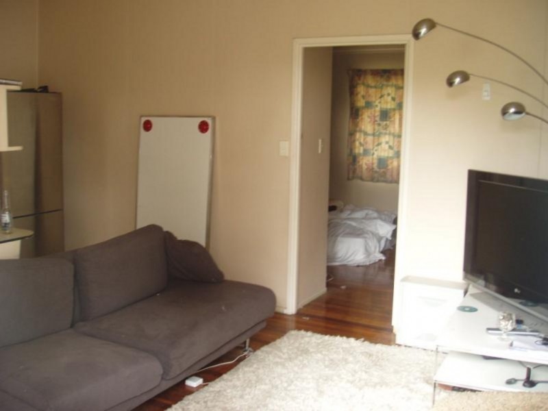 2/ 23 Rowsley, Greenslopes QLD 4120