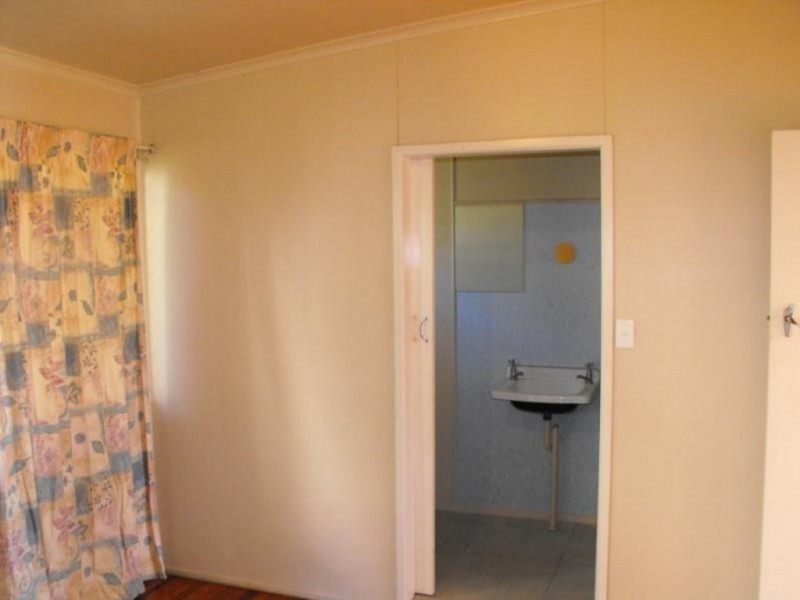 2/ 23 Rowsley, Greenslopes QLD 4120