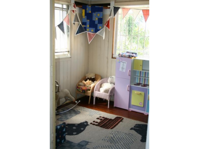 15 Burlington Street, Holland Park QLD 4121