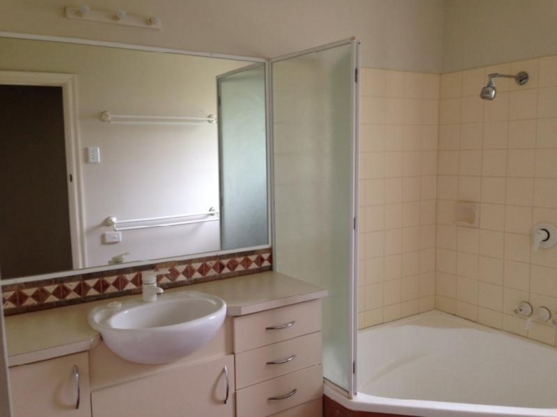 27 Binya Street, Holland Park QLD 4121