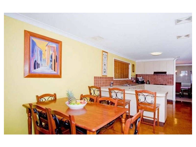 8 Selangor, Carina QLD 4152