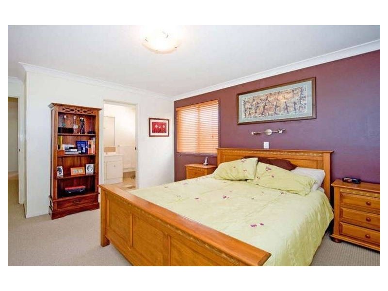 8 Selangor, Carina QLD 4152