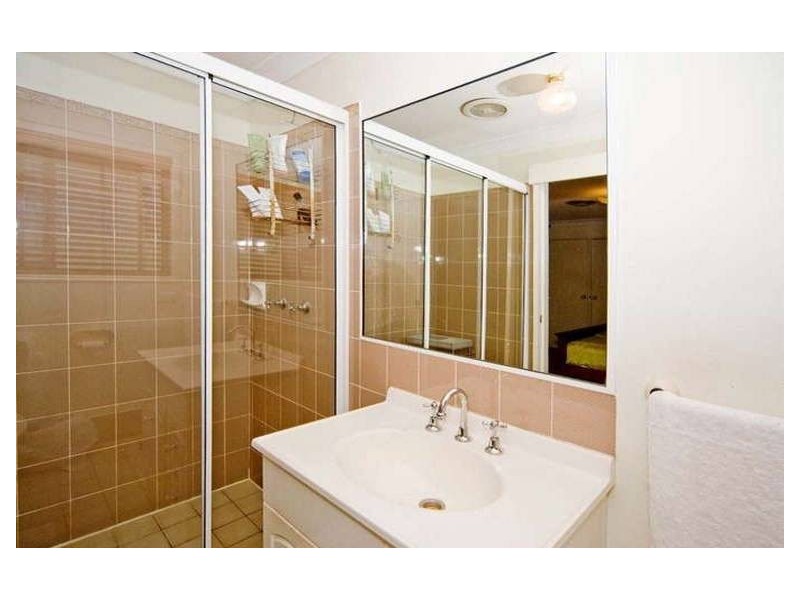 8 Selangor, Carina QLD 4152