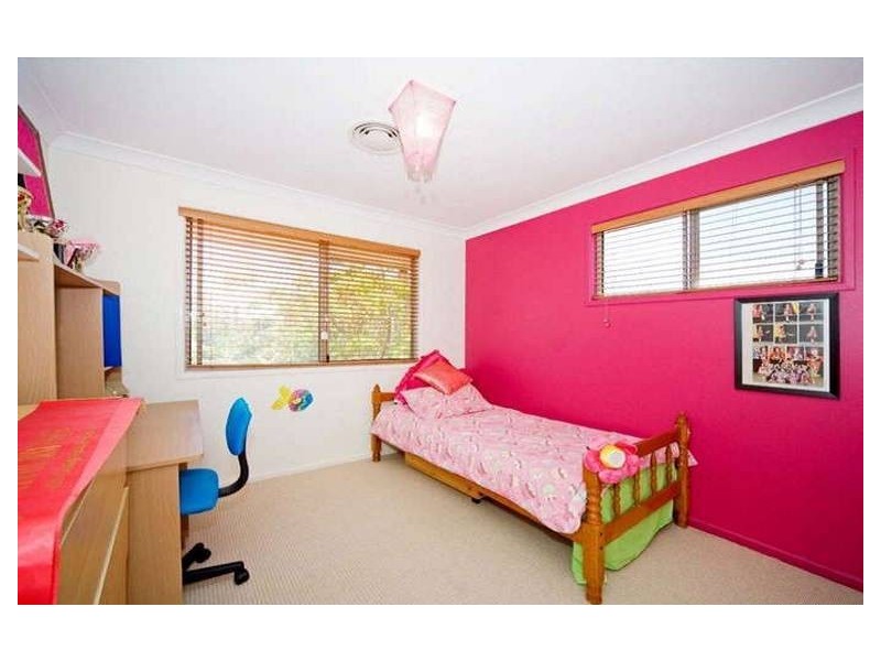 8 Selangor, Carina QLD 4152