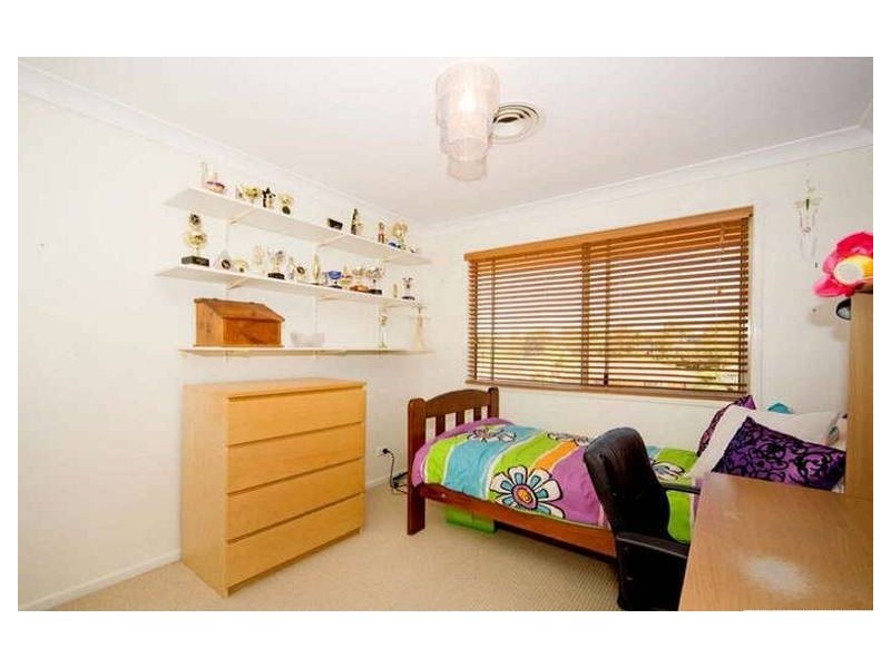 8 Selangor, Carina QLD 4152